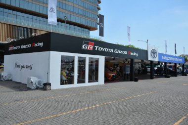 Pasay, PH - 11 Mayıs - Toyota standı 11 Mayıs 2024 tarihinde Pasay, Filipinler 'de Autofest test sürüşünde. Autofest, Filipinler 'de her yıl düzenlenen bir test sürüşü otomobil etkinliğidir..