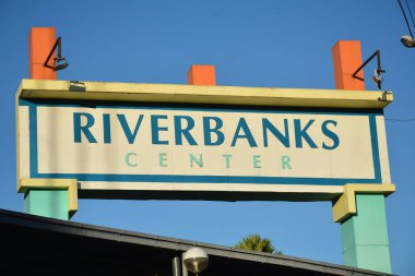 MARIKINA, PH - 4 Mayıs - Nehir kıyıları merkez açık hava tabelası 4 Mayıs 2024 tarihinde Marikina, Filipinler 'de. Riverbanks merkezi Filipinler 'de bulunan birleşik bir kalkınma tesisidir..