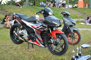 MARIKINA, PH - 4 Mayıs - Yamaha keskin nişancısı 4 Mayıs 2024 tarihinde Filipinler, Marikina 'da VIP araba fuarında. VIP, Filipinler 'de yapılan bir otomobil ve motosiklet fuarıdır..