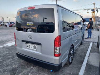 QUEZON CITY, PH - 29 Şubat - Toyota hiace, 29 Şubat 2024 tarihinde Quezon City, Filipinler 'de 2. büyük göz küresi minivan gösterisinde. Grand Eye, Filipinler 'de düzenlenen bir mini minibüs şovudur..