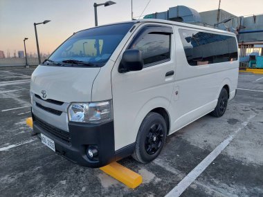 QUEZON CITY, PH - 29 Şubat - Toyota hiace, 29 Şubat 2024 tarihinde Quezon City, Filipinler 'de 2. büyük göz küresi minivan gösterisinde. Grand Eye, Filipinler 'de düzenlenen bir mini minibüs şovudur..