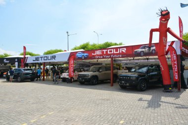 Pasay, PH - 11 Mayıs - 11 Mayıs 2024 tarihinde Pasay, Filipinler 'de Autofest test sürüşünde Jetour standı. Autofest, Filipinler 'de her yıl düzenlenen bir test sürüşü otomobil etkinliğidir..