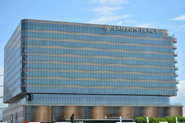 Pasay, PH - 11 Mayıs - Lanson, 11 Mayıs 2024 'te Pasay, Filipinler' de Asya 'daki Mall of Manila cephesinde görüldü. Lanson 'ın yeri Hong Kong merkezli Wing Tai mülküne ait bir otel..