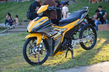 MARIKINA, PH - 4 Mayıs - Yamaha y16zr 4 Mayıs 2024 tarihinde Filipinler, Marikina 'da VIP araba fuarında. VIP, Filipinler 'de yapılan bir otomobil ve motosiklet fuarıdır..