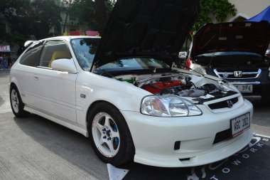 MANILA, PH-27 Ocak 2024 'te Manila, Filipinler' de Revolve Car Show 'da Honda civic. Revolve, Filipinler 'de San Beda Üniversitesi' nde düzenlenen yıllık bir otomobil fuarıdır..
