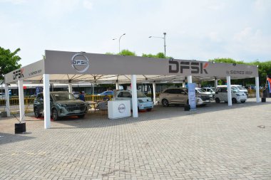 Pasay, PH - 11 Mayıs - Autofest test sürüşünde Dfsk standı 11 Mayıs 2024 Pasay, Filipinler. Autofest, Filipinler 'de her yıl düzenlenen bir test sürüşü otomobil etkinliğidir..