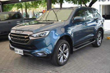 Pasay, PH - 11 Mayıs - Isuzu mux 11 Mayıs 2024 tarihinde Pasay, Filipinler 'de Autofest test sürüşünde. Autofest, Filipinler 'de her yıl düzenlenen bir test sürüşü otomobil etkinliğidir..