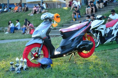 MARIKINA, PH - 4 Mayıs - Yamaha mio 4 Mayıs 2024 tarihinde Filipinler, Marikina 'da VIP araba fuarında. VIP, Filipinler 'de yapılan bir otomobil ve motosiklet fuarıdır..