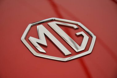 Pasay, PH - 11 Mayıs - Morris, 11 Mayıs 2024 tarihinde Pasay, Filipinler 'de Autofest test sürüşünde MG siber amblemini garaja koydu. Autofest, Filipinler 'de her yıl düzenlenen bir test sürüşü otomobil etkinliğidir..