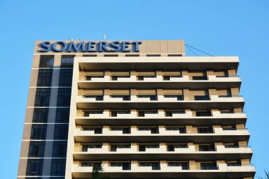 MUNTINLUPA, PH-JAN 28 - 28 Ocak 2024 tarihinde Muntinlupa, Filipinler 'de Somerset apartman cephesi. Somerset, Filipinler 'de hizmet veren bir daire..