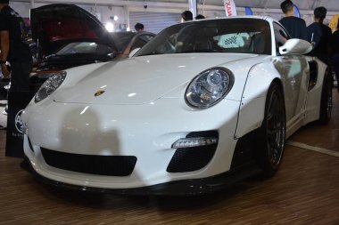 MUNTINLUPA, PH - JAN 28 - Porsche 911t 28 Ocak 2024 tarihinde Muntinlupa, Filipinler 'de Neo klasik araba fuarında. Neo Classic, Filipinler 'de düzenlenen bir pazar sonrası araba fuarıdır..