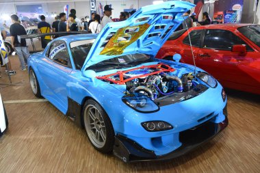 MUNTINLUPA, PH - JAN 28 - Mazda Rx7 28 Ocak 2024 tarihinde Muntinlupa, Filipinler 'de Neo klasik araba fuarında. Neo Classic, Filipinler 'de düzenlenen bir pazar sonrası araba fuarıdır..