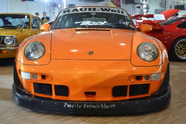 MUNTINLUPA, PH - JAN 28 - Porsche 911 rwb 28 Ocak 2024 tarihinde Muntinlupa, Filipinler 'de Neo klasik araba fuarında. Neo Classic, Filipinler 'de düzenlenen bir pazar sonrası araba fuarıdır..