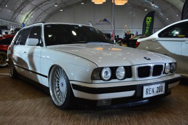 MUNTINLUPA, PH - JAN 28 - Bmw 530i 28 Ocak 2024 tarihinde Muntinlupa, Filipinler 'de Neo klasik araba fuarında. Neo Classic, Filipinler 'de düzenlenen bir pazar sonrası araba fuarıdır..