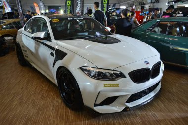 MUNTINLUPA, PH - JAN 28 - Bmw m2 28 Ocak 2024 tarihinde Muntinlupa, Filipinler 'de Neo klasik araba fuarında. Neo Classic, Filipinler 'de düzenlenen bir pazar sonrası araba fuarıdır..