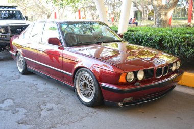 MUNTINLUPA, PH - JAN 28 - BMW 316 28 Ocak 2024 tarihinde Muntinlupa, Filipinler 'de Neo klasik araba fuarında. Neo Classic, Filipinler 'de düzenlenen bir pazar sonrası araba fuarıdır..