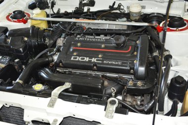 MUNTINLUPA, PH - 28 Ocak - Mitsubishi Lancer motoru 28 Ocak 2024 tarihinde Muntinlupa, Filipinler 'de Neo klasik araba fuarında. Neo Classic, Filipinler 'de düzenlenen bir pazar sonrası araba fuarıdır..