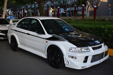 MUNTINLUPA, PH-JAN 28 - Mitsubishi Lancer evolution at Neo classic car show 28 Ocak 2024, Muntinlupa, Filipinler. Neo Classic, Filipinler 'de düzenlenen bir pazar sonrası araba fuarıdır..