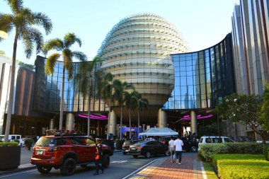 PARANAQUE, PH - 3 Şubat - 3 Şubat 2024 tarihinde Paranaque, Filipinler 'de Manila servet yumurtası cephesi. Hayaller Şehri Manila Filipinler 'de bulunan lüks bir entegre tatil köyü ve kumarhanesidir..