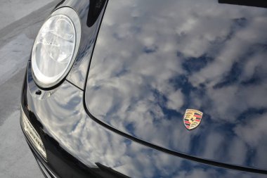 PARANAQUE, PH - 18 Şubat - Porsche Carrera 18 Şubat 2024 'te Filipinler' in Paranaque kentinde ağır ağır karşılandı. Pazar günü Filipinler 'de bir araba yarışması var..