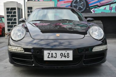 PARANAQUE, PH - 18 Şubat - Porsche Carrera 18 Şubat 2024 'te Filipinler' in Paranaque kentinde ağır ağır karşılandı. Pazar günü Filipinler 'de bir araba yarışması var..