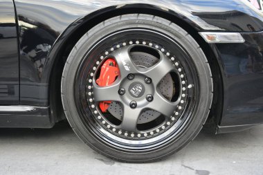 PARANAQUE, PH - 18 Şubat - Porsche carrera 's wheel at Slow Sunday car meet on 18 Şubat 2024, Paranaque, Filipinler. Pazar günü Filipinler 'de bir araba yarışması var..