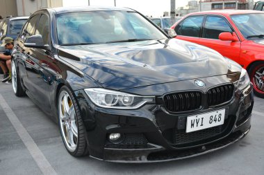 PARANAQUE, PH - 18 Şubat Pazar günü 18 Şubat 2024 'te Paranaque, Filipinler' de yavaşlayan Bmw otomobil buluşması. Pazar günü Filipinler 'de bir araba yarışması var..