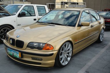 PARANAQUE, PH - 18 Şubat - BMW 325i 18 Şubat 2024 tarihinde Paranaque, Filipinler 'de ağır bir pazar günü karşılaşması. Pazar günü Filipinler 'de bir araba yarışması var..