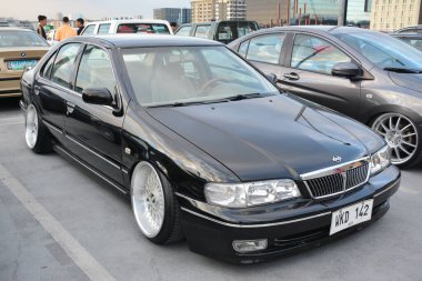 PARANAQUE, PH - 18 Şubat - Nissan exalta 18 Şubat 2024 tarihinde Paranaque, Filipinler 'de Slow Sunday car karşılaşmasında. Pazar günü Filipinler 'de bir araba yarışması var..