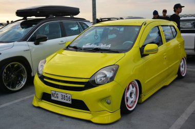PARANAQUE, PH - 18 Şubat - Toyota wigo, 18 Şubat 2024 tarihinde Paranaque, Filipinler 'de ağır bir pazar günü buluşuyor. Pazar günü Filipinler 'de bir araba yarışması var..