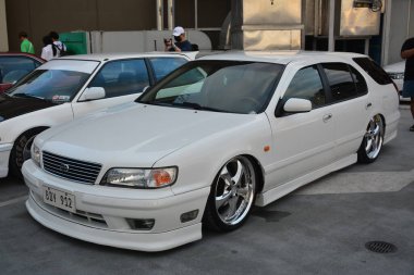 PARANAQUE, PH - 18 Şubat - Nissan cefiro 18 Şubat 2024 tarihinde Paranaque, Filipinler 'de Slow Sunday car karşılaşması. Pazar günü Filipinler 'de bir araba yarışması var..