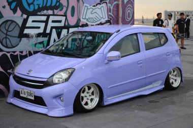 PARANAQUE, PH - 18 Şubat - Toyota wigo, 18 Şubat 2024 tarihinde Paranaque, Filipinler 'de ağır bir pazar günü buluşuyor. Pazar günü Filipinler 'de bir araba yarışması var..