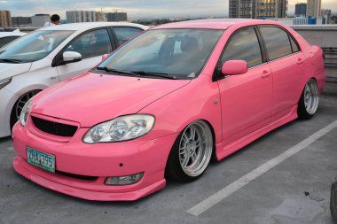 PARANAQUE, PH - 18 Şubat - Toyota corolla 18 Şubat 2024 tarihinde Paranaque, Filipinler 'de Yavaşla Pazar günü araba buluşması. Pazar günü Filipinler 'de bir araba yarışması var..