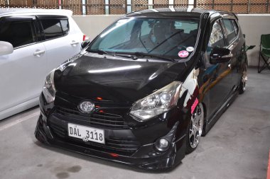 PARANAQUE, PH - 18 Şubat - Toyota wigo, 18 Şubat 2024 tarihinde Paranaque, Filipinler 'de ağır bir pazar günü buluşuyor. Pazar günü Filipinler 'de bir araba yarışması var..