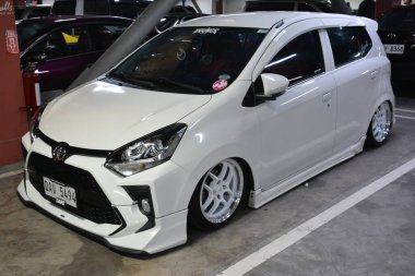 PARANAQUE, PH - 18 Şubat - Toyota wigo, 18 Şubat 2024 tarihinde Paranaque, Filipinler 'de ağır bir pazar günü buluşuyor. Pazar günü Filipinler 'de bir araba yarışması var..