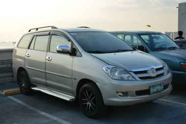 PARANAQUE, PH - MAR 17 - Toyota innova 17 Mart 2024 tarihinde AUV Pinas, Filipinler 'de. AUV (Asya Kamu Aracı) Pinas, Filipinler 'de düzenlenen bir otomobil buluşmasıdır..