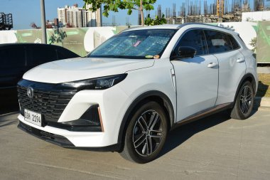 PASIG, PH - APR. 21 - Changan CS55 21 Nisan 2024 tarihinde Angie King ile Pasig, Filipinler 'de buluşuyor. Angie King bir araba meraklısı ve Filipinler 'de bir araba yarışması düzenledi..