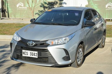 PASIG, PH - APR. 21-Toyota Vios 21 Nisan 2024 'te Filipinler' in Pasig şehrinde Angie King ile buluşuyor. Angie King bir araba meraklısı ve Filipinler 'de bir araba yarışması düzenledi..