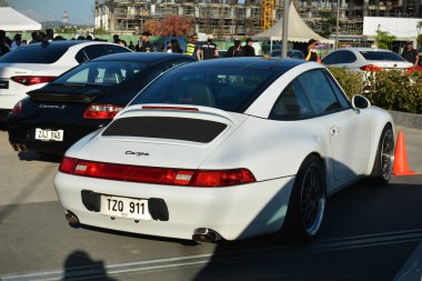 PASIG, PH - APR. 21-Porsche targa 21 Nisan 2024 'te Filipinler' in Pasig şehrinde Angie King ile arabada buluştu. Angie King bir araba meraklısı ve Filipinler 'de bir araba yarışması düzenledi..