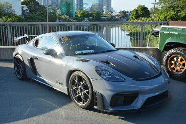 PASIG, PH - APR. 21 - Porsche GT4 21 Nisan 2024 tarihinde Angie King ile Pasig, Filipinler 'de arabasında buluştu. Angie King bir araba meraklısı ve Filipinler 'de bir araba yarışması düzenledi..