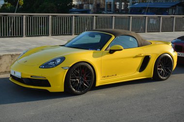 PASIG, PH - APR. 21 - Porsche 718 Boxster Angie King ile 21 Nisan 2024 'te Pasig, Filipinler' de buluşuyor. Angie King bir araba meraklısı ve Filipinler 'de bir araba yarışması düzenledi..