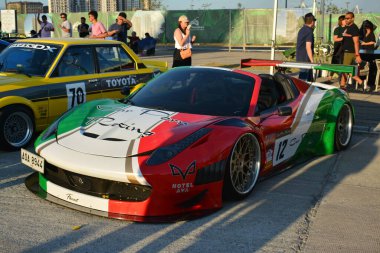 PASIG, PH - APR. 21 - Ferrari 458 Angie King ile 21 Nisan 2024 tarihinde Pasig, Filipinler 'de arabasında buluştu. Angie King bir araba meraklısı ve Filipinler 'de bir araba yarışması düzenledi..