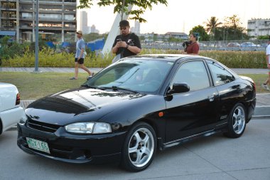 PASIG, PH - APR. 21-Mitsubishi Lancer 21 Nisan 2024 'te Filipinler, Pasig' de Angie King ile arabada buluştu. Angie King bir araba meraklısı ve Filipinler 'de bir araba yarışması düzenledi..