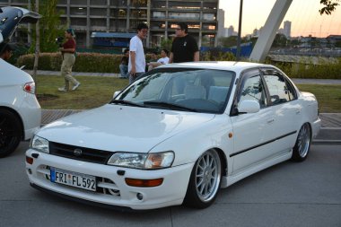 PASIG, PH - APR. 21 - Toyota Corolla 21 Nisan 2024 'te Filipinler, Pasig' de Angie King ile arabada buluştu. Angie King bir araba meraklısı ve Filipinler 'de bir araba yarışması düzenledi..