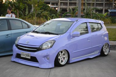 PASIG, PH - APR. 21 - Toyota wigo 21 Nisan 2024 'te Filipinler' in Pasig şehrinde Angie King ile arabasında buluştu. Angie King bir araba meraklısı ve Filipinler 'de bir araba yarışması düzenledi..
