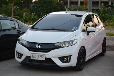 PASIG, PH - APR. 21 - 21 Nisan 2024 tarihinde Filipinler 'in Pasig şehrinde Angie King ile arabasında Honda Jazz buluşması. Angie King bir araba meraklısı ve Filipinler 'de bir araba yarışması düzenledi..