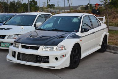 PASIG, PH - APR. 21-Mitsubishi Lancer 21 Nisan 2024 'te Filipinler, Pasig' de Angie King ile arabada buluştu. Angie King bir araba meraklısı ve Filipinler 'de bir araba yarışması düzenledi..