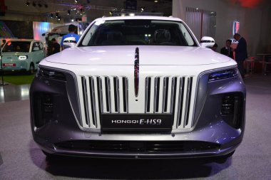 PASAY, PH - APR. 7 - Hongqi Ehs9 Manila Uluslararası Otomobil Fuarı 'nda 7 Nisan 2024 tarihinde Pasay, Filipinler. Manila International Auto Show, Filipinler 'de düzenlenen yıllık otomobil fuarıdır..