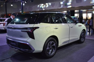 PASAY, PH - APR. 7 - Hongqi hs3 Manila Uluslararası Otomobil Fuarı 7 Nisan 2024 tarihinde Pasay, Filipinler 'de. Manila International Auto Show, Filipinler 'de düzenlenen yıllık otomobil fuarıdır..