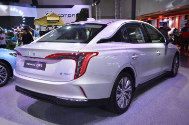 PASAY, PH - APR. 7 - Hongqi eqm5 Manila Uluslararası Otomobil Fuarı 'nda 7 Nisan 2024 tarihinde Pasay, Filipinler. Manila International Auto Show, Filipinler 'de düzenlenen yıllık otomobil fuarıdır..